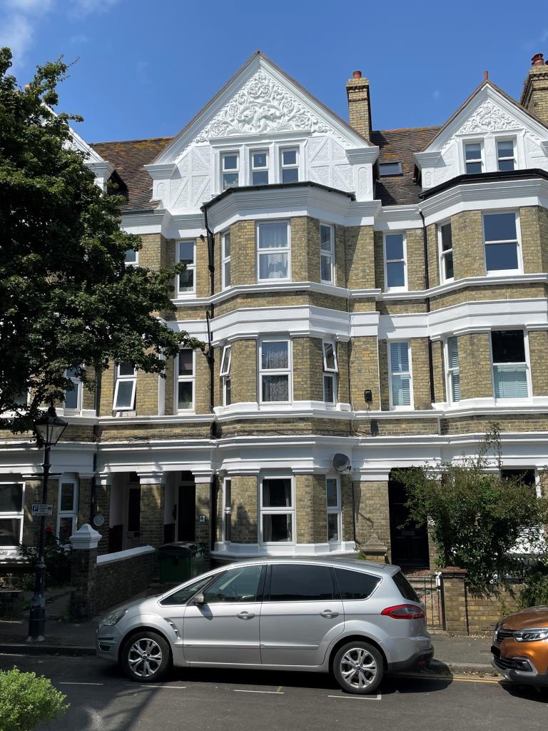 Lot: 4 - FREEHOLD BLOCK OF SIX FLATS FOR INVESTMENT WITH HARBOUR/SEA VIEWS - Four storey block of flats with bay windows
